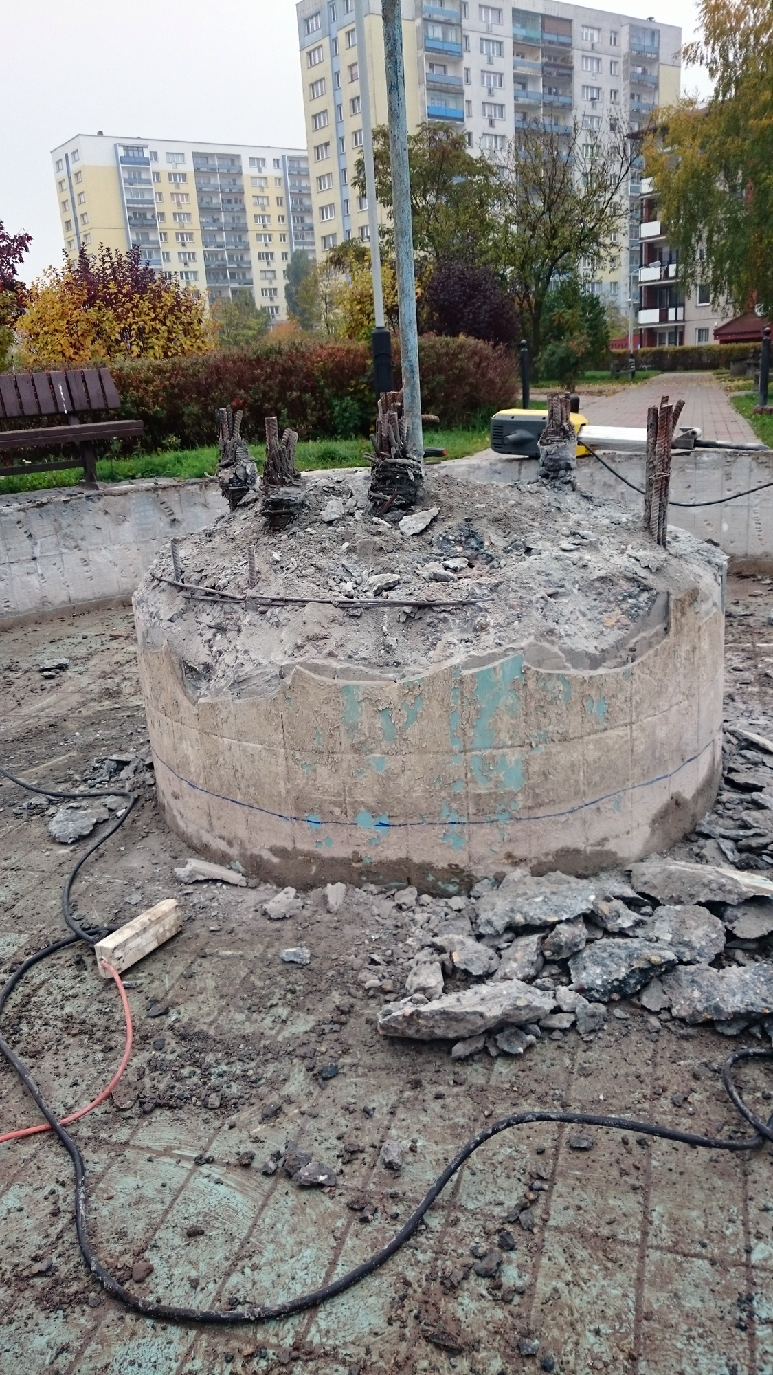 Rozbiórka centralnego postumentu